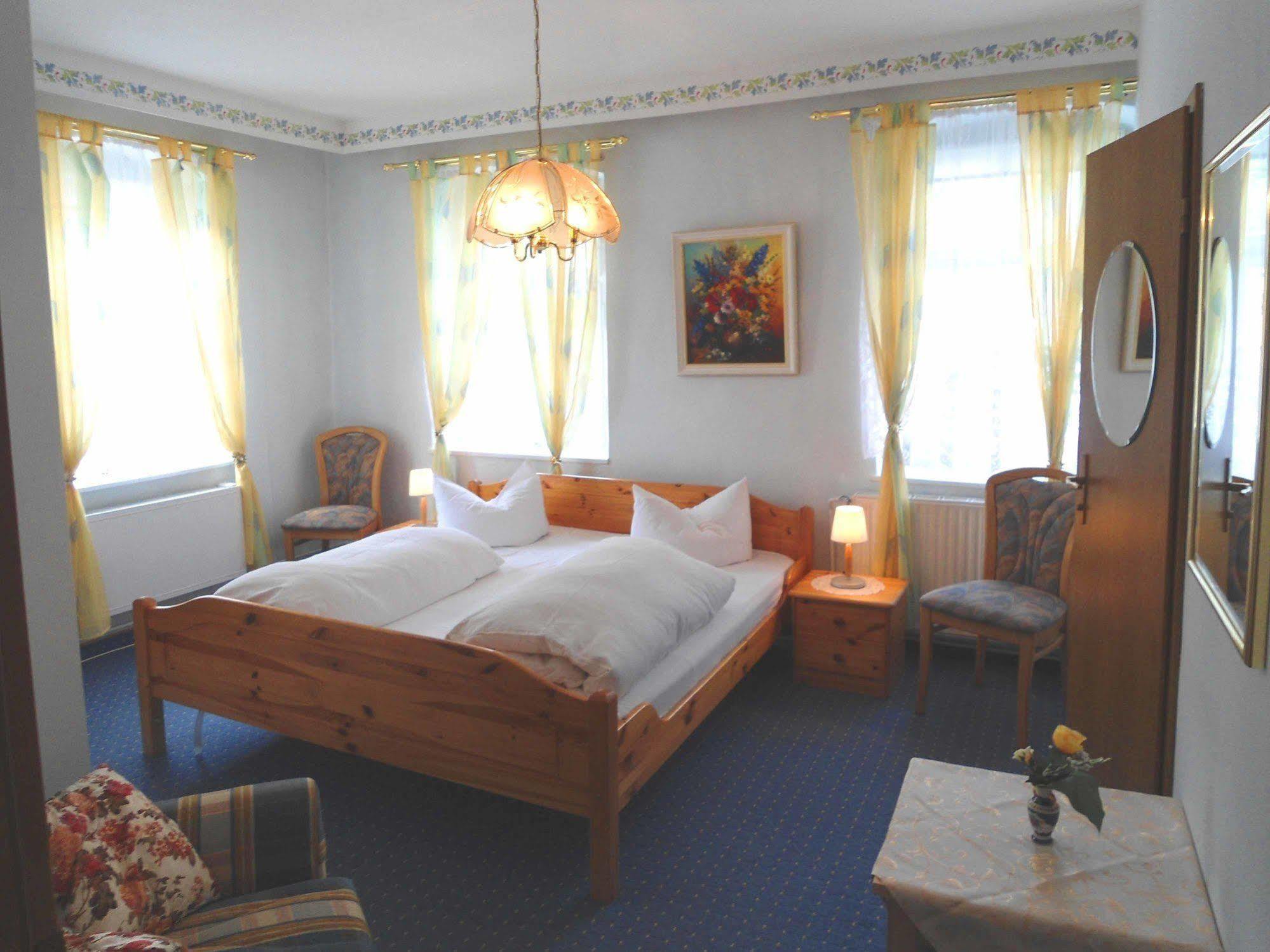 Hotel Krone Goessweinstein Exterior photo